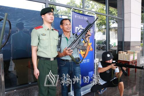 梅州邊檢開展服務(wù)品牌宣傳 市民體驗(yàn)警用裝備