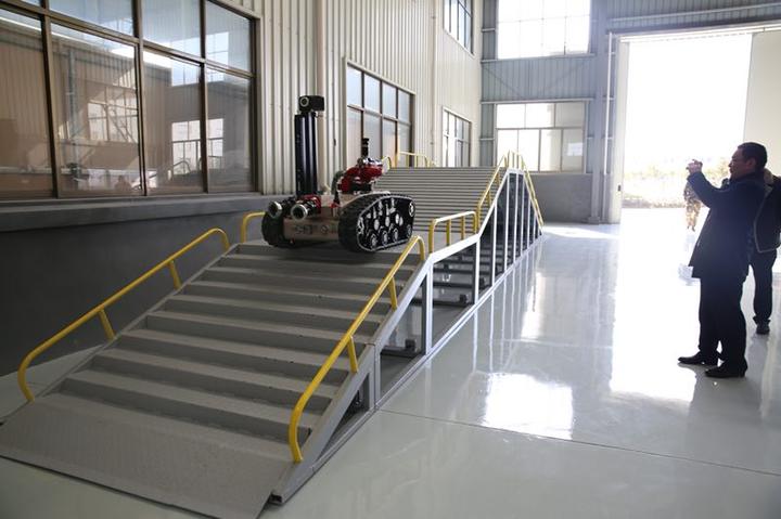 小身板大能耐 消防機(jī)器人“入伍”顯身手(圖3)