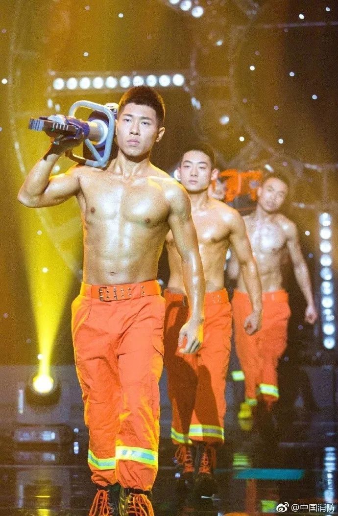 浴火重生的逆行者，肌肉越大責任越大，這才是真漢子——中國消防員(圖3)