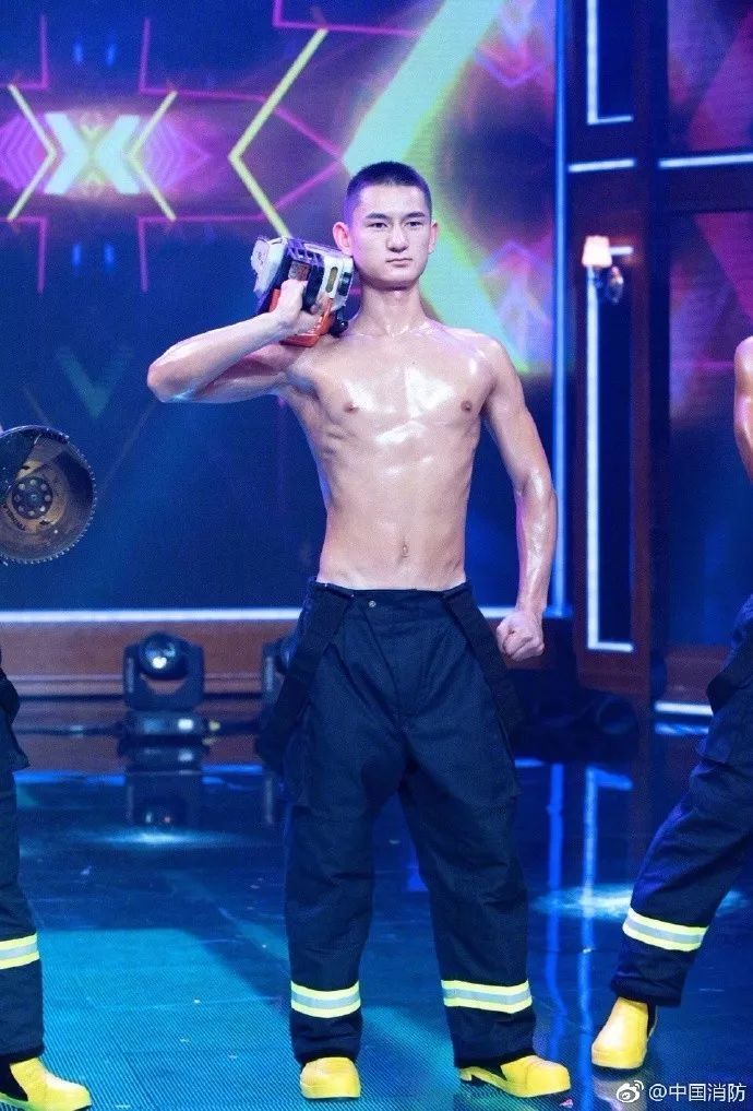 浴火重生的逆行者，肌肉越大責任越大，這才是真漢子——中國消防員(圖6)