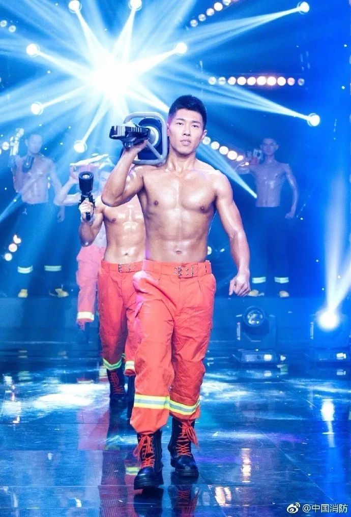 浴火重生的逆行者，肌肉越大責(zé)任越大，這才是真漢子——中國消防員