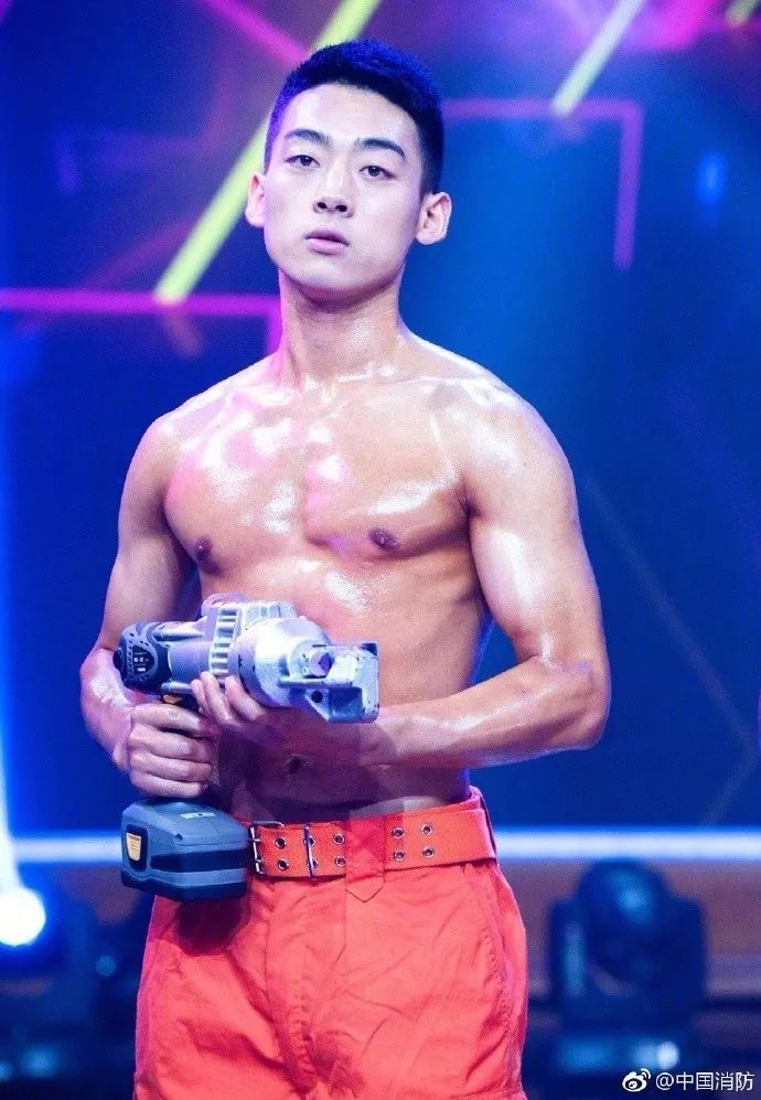 浴火重生的逆行者，肌肉越大責任越大，這才是真漢子——中國消防員(圖4)