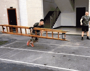 浴火重生的逆行者，肌肉越大責任越大，這才是真漢子——中國消防員(圖13)