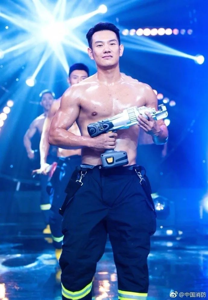 浴火重生的逆行者，肌肉越大責任越大，這才是真漢子——中國消防員(圖2)