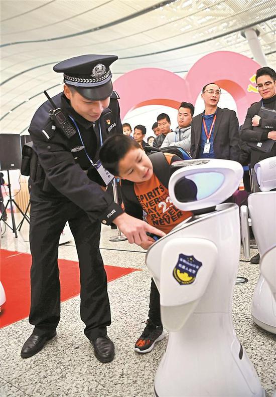20臺(tái)警用機(jī)器人深圳北站上崗 可完成治安巡邏等工作(圖2)
