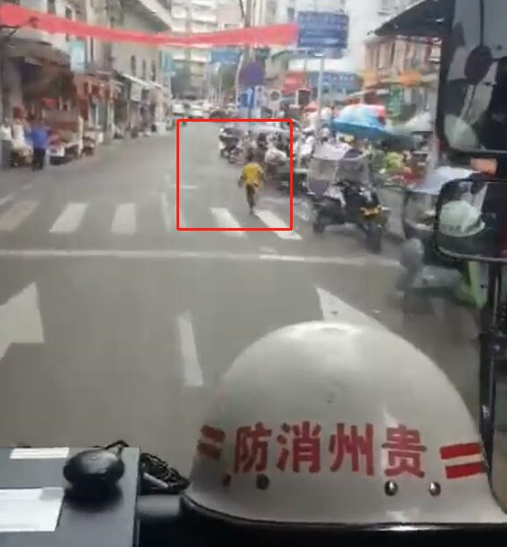 這條街最靚的仔！男孩為消防帶路上熱搜引網(wǎng)友怒贊：少年強則國強(圖2)