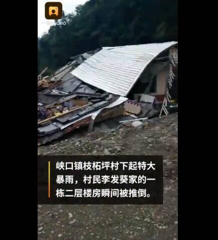 湖北村民50萬建的新房被洪水沖倒，一家人居無定所(圖2)
