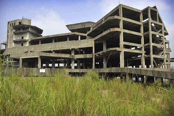 昆明30戶居民住進(jìn)爛尾樓：靠電瓶供電，小區(qū)名叫“別樣幸福城”