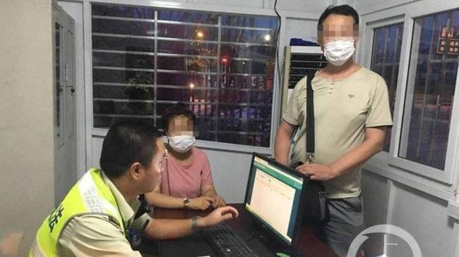 話嘮遭人煩！男女坐車旅游因話太多，被司機(jī)丟在了高速上 