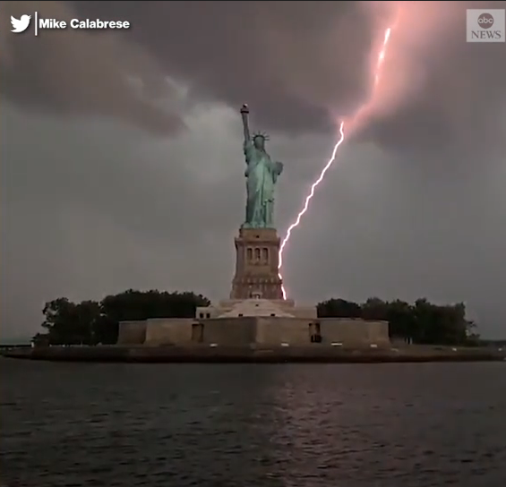 罕見一幕！自由女神被閃電擊中