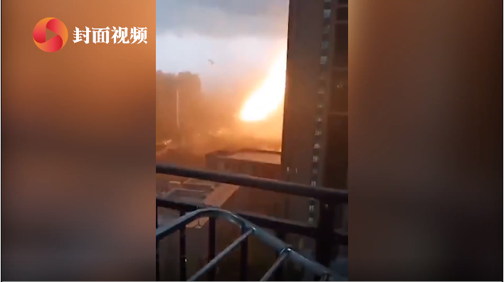 沈陽暴雨天降火龍劈向高樓，網(wǎng)友熱議：一路火花帶閃電，是誰拿菜刀砍電線？(圖2)