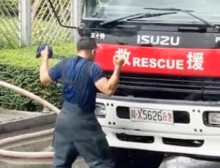 新手消防員分管供水車開心到飛起 具體是怎么回事？(圖1)