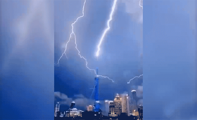 網(wǎng)友：誰在渡劫？上海東方明珠被閃電擊中？已裝備環(huán)形避雷針，并未“親吻”到 