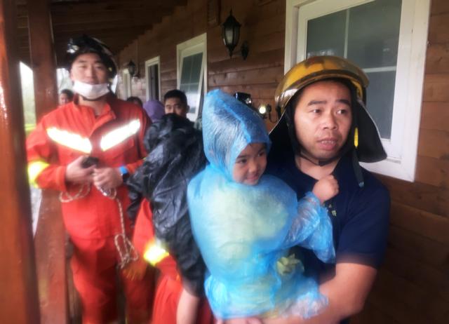 臺風(fēng)“米克拉”登陸福建漳浦 景區(qū)樹倒游客被困(圖2)