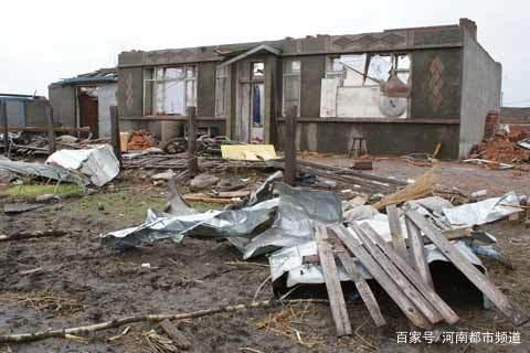 綏化突遭龍卷風襲擊，房蓋在天上飛！村民：我70歲沒見過這事(圖5)