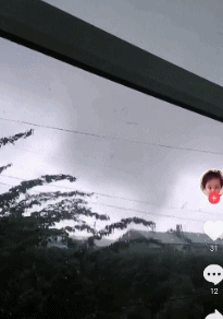 黑龍江鄉(xiāng)鎮(zhèn)遭龍卷風(fēng)房蓋滿天飛 村民：一輩子沒(méi)見(jiàn)過(guò)這事兒…