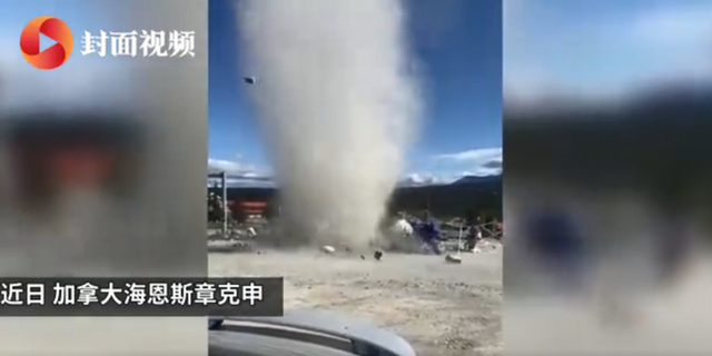 加拿大龍卷風(fēng)精準(zhǔn)襲擊水果攤，卷走水果和現(xiàn)金后消散，攤主很無奈