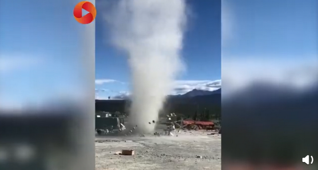 加拿大龍卷風(fēng)精準(zhǔn)襲擊水果攤，卷走水果和現(xiàn)金后消散，攤主很無奈(圖3)