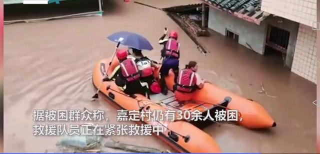 四川村民被洪水圍困屋頂，村民用揮旗的方式求救(圖5)