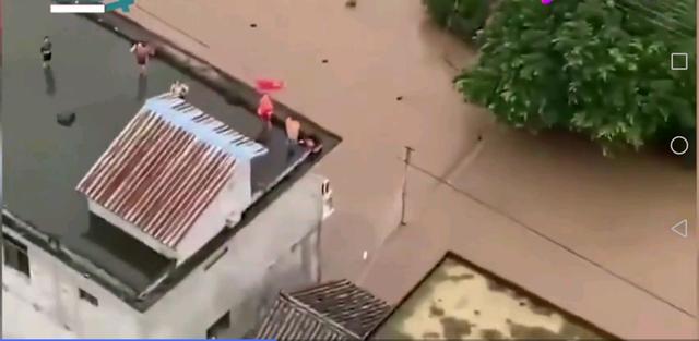 四川村民被洪水圍困屋頂，村民用揮旗的方式求救(圖3)