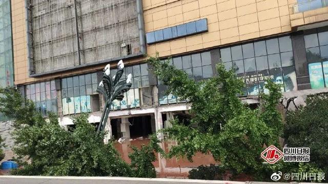 現(xiàn)場驚心！宜賓突發(fā)路面塌陷，21輛汽車墜坑，官方最新通報…(圖5)