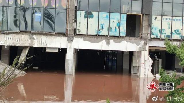 現(xiàn)場驚心！宜賓突發(fā)路面塌陷，21輛汽車墜坑，官方最新通報…(圖6)