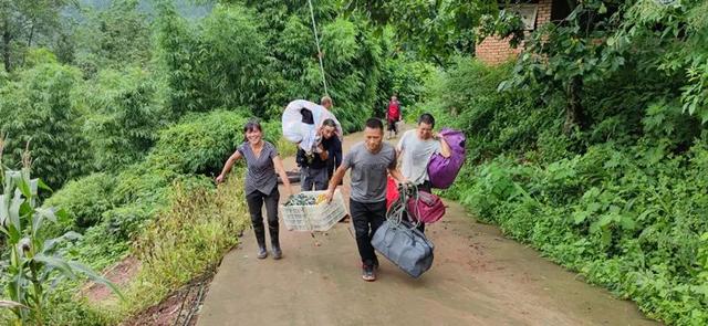 女子發(fā)現(xiàn)客廳1厘米裂縫救下21戶村民，6座民房被夷為平地(圖5)