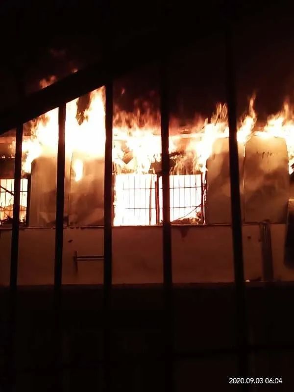 南寧一小區(qū)樓頂燒成火?，F(xiàn)場圖曝光 廣西南寧小區(qū)頂樓倉庫火災(zāi)原因 明火伴有濃濃黑煙現(xiàn)已被撲滅(圖2)