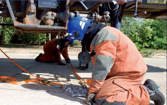 消防技術(shù):大型車輛頂升(圖3) 消防技術(shù):大型車輛頂升(圖3)