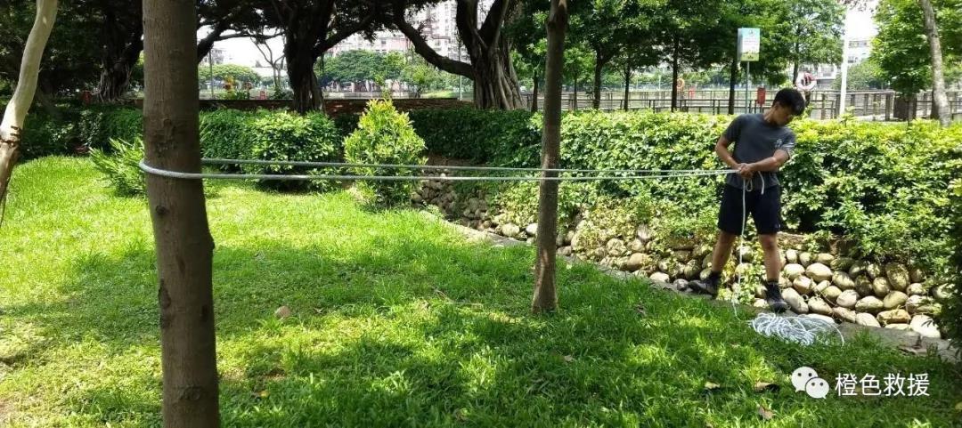 繩索 | 登山者無(wú)器材的繩索保護(hù)(圖2)