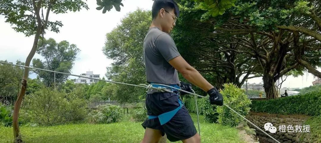 繩索 | 登山者無(wú)器材的繩索保護(hù)(圖14)