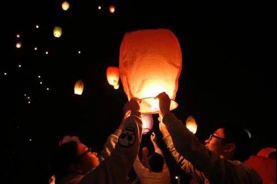 元宵放孔明燈：不要讓放飛的“夢(mèng)想”，變成別人的災(zāi)難！