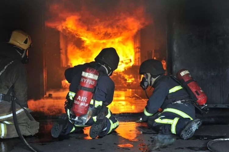 消防裝備：消防員戰(zhàn)斗服是干的還是濕的好？有怎么區(qū)別？(圖3)