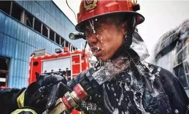 消防裝備：消防員戰(zhàn)斗服是干的還是濕的好？有怎么區(qū)別？(圖2)