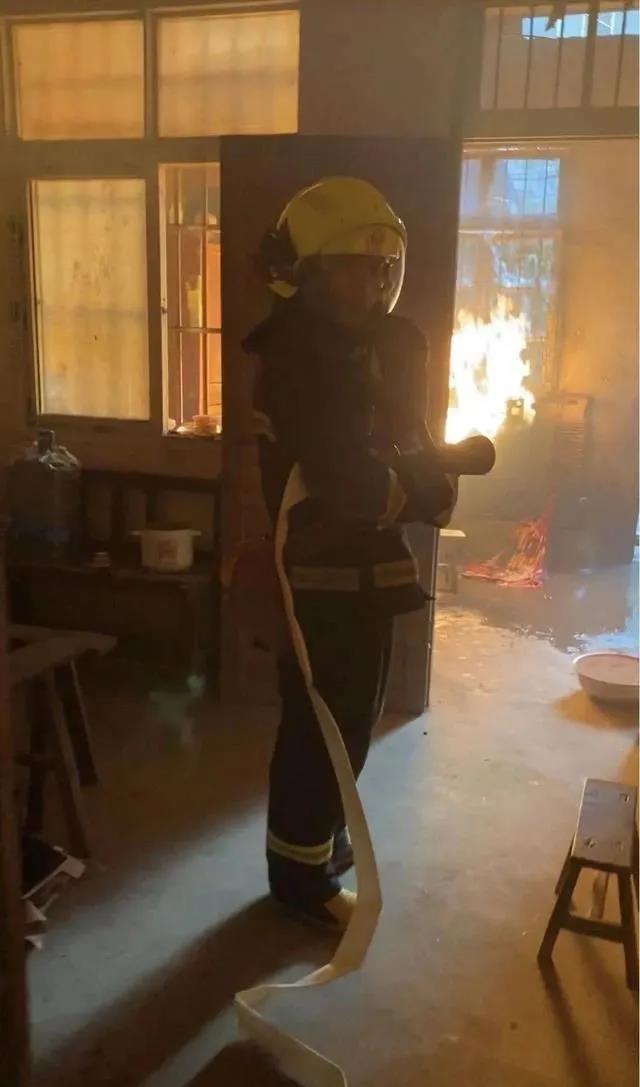 煤氣罐著火，竟拿被子捂？險釀大禍！(圖1)